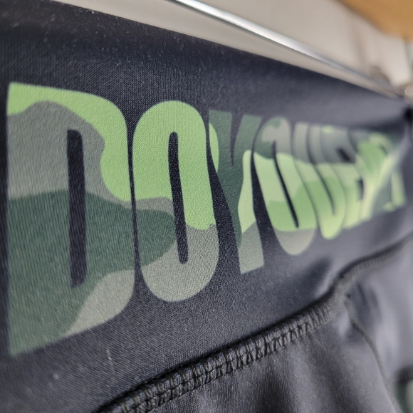 DoYouEven Spellout High Rise Cross Waist Camo Ankle Leggings - Picture 5 of 9